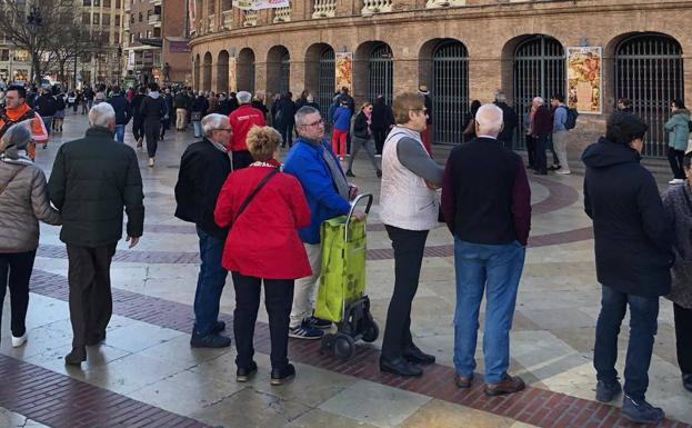 Largas colas en la venta de entradas para la feria de Fallas