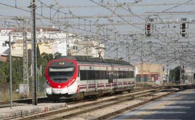 El viento obliga a suspender la circulación de trenes entre Valencia y Massalfassar