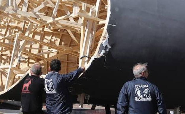 La accidentada salida de la falla del Ayuntamiento