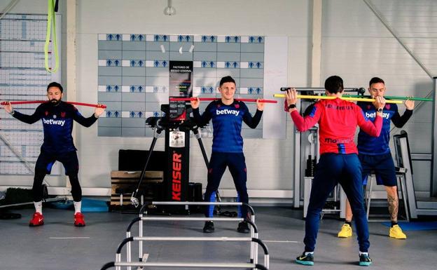 El fuerte viento obliga al Levante a trabajar en el gimnasio