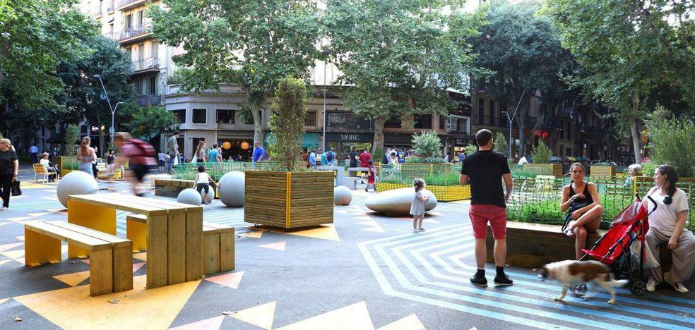 Bancos y plantas para cerrar calles en Valencia