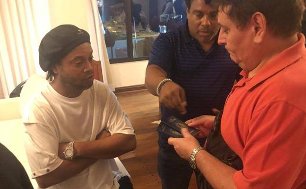 Ordenan el arresto de Ronaldinho por ingresar en Paraguay con pasaporte falso