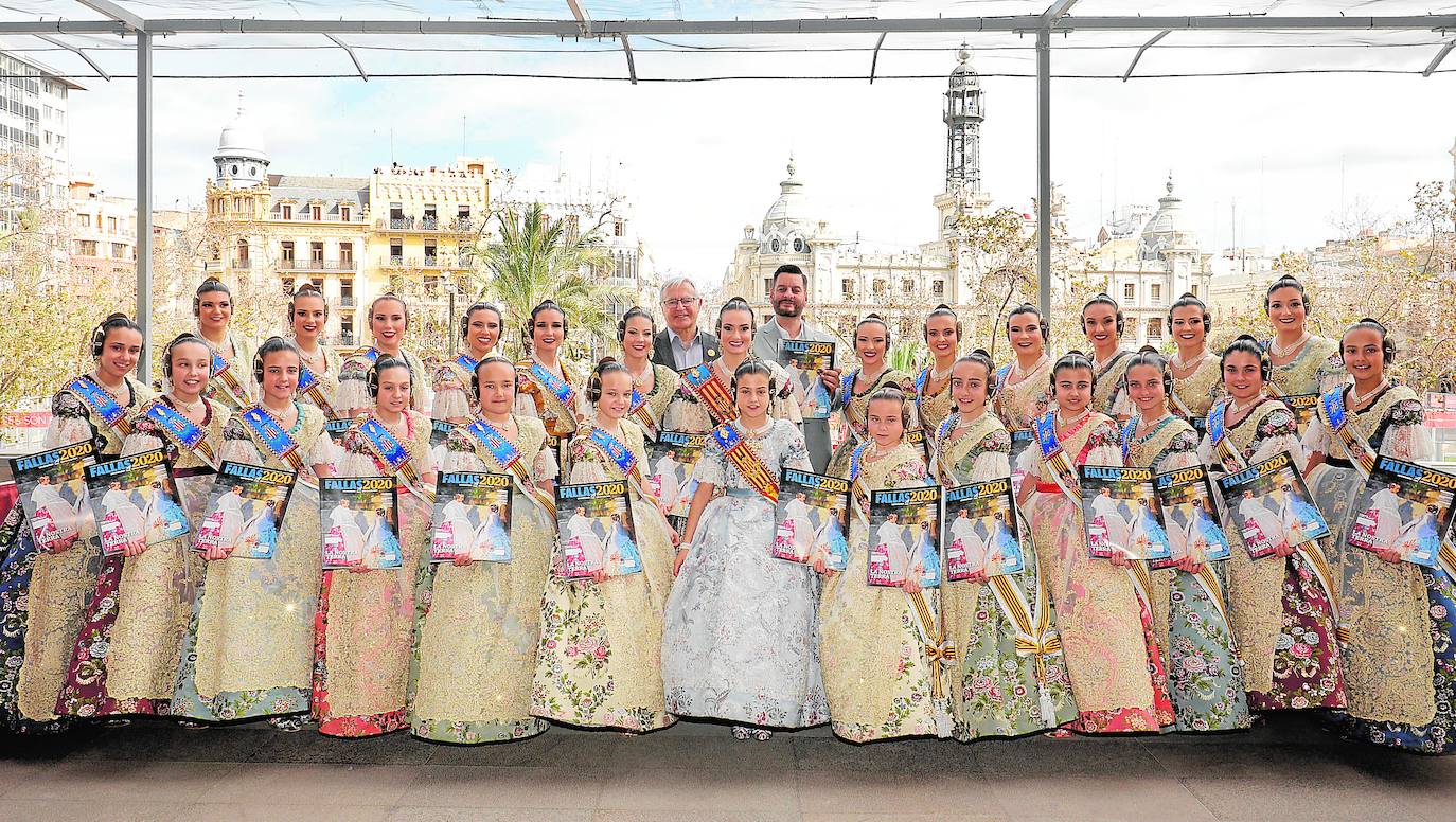 Las falleras mayores y sus cortes reciben la Revista de Fallas de LAS PROVINCIAS