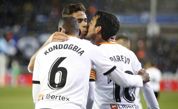 El Valencia al completo celebra el golazo de Parejo