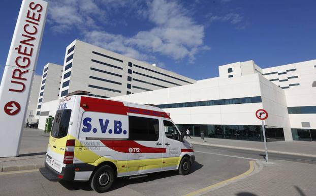 Un joven ebrio sufre un traumatismo craneoencefálico tras caer del patinete de madrugada en Valencia