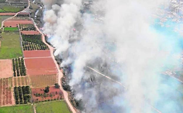 Controlado el incendio del Parque Fluvial del Túria en Riba-roja que obligó a evacuar a 1.300 alumnos