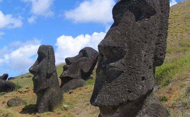 Un turista se estrella con su camioneta contra una de las estatuas de la Isla de Pascua