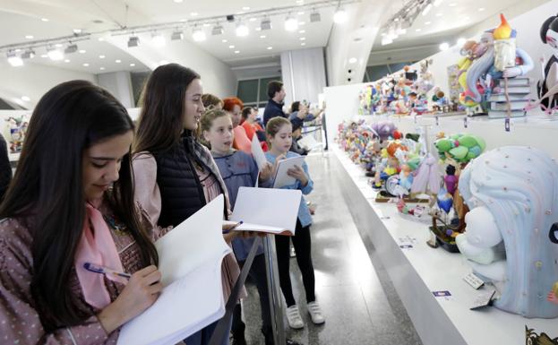 Un jurado infantil elige los cinco mejores ninots de la Exposició del Ninot