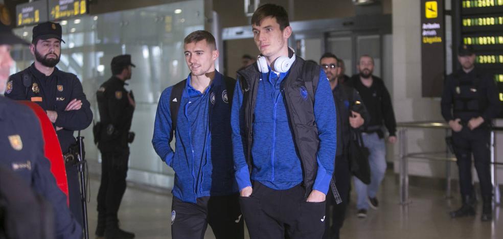 El Atalanta llega a Manises y el 'Papu' Gómez se muestra molesto con la prensa