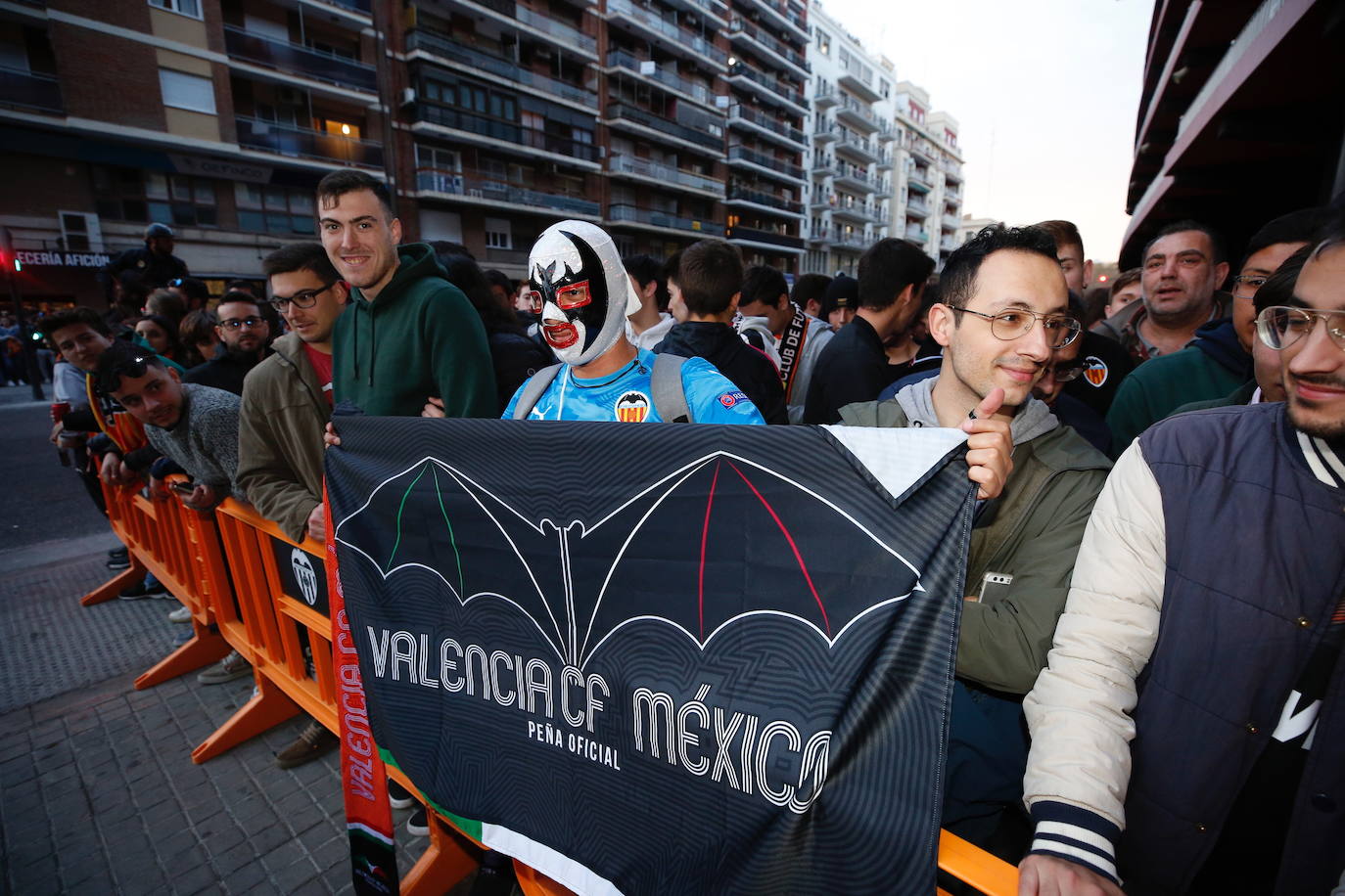 La afición recibe al Valencia CF en las puertas de Mestalla