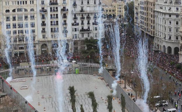 Una mascletà por la Guardia Civil