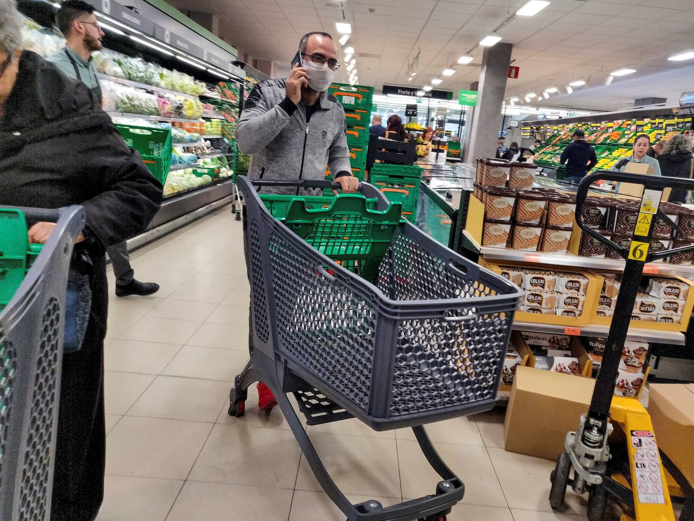 Generalitat y supermercados insisten en que el abastecimiento de productos está asegurado