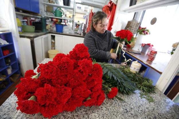 Floristas, pirotécnicos y artesanos temen un desplome de encargos