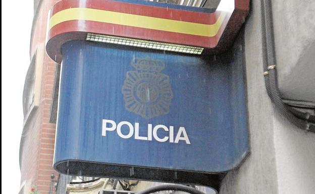 Un hombre con orden de alejamiento golpea contra un coche a su pareja en pleno centro de Valencia