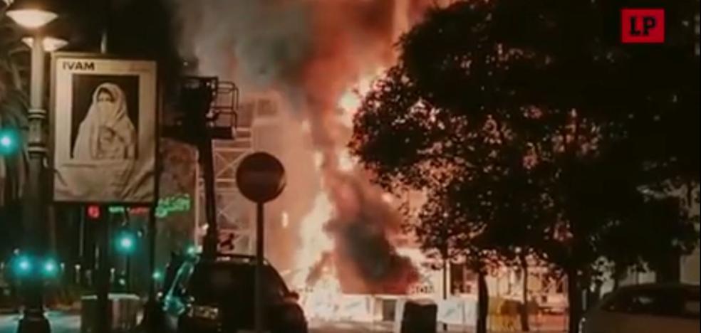 Un acto vandálico quema al amanecer el remate de la falla de Reino de Valencia