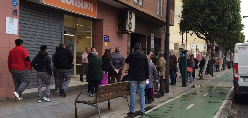 Los supermercados abren en Valencia de nuevo con colas