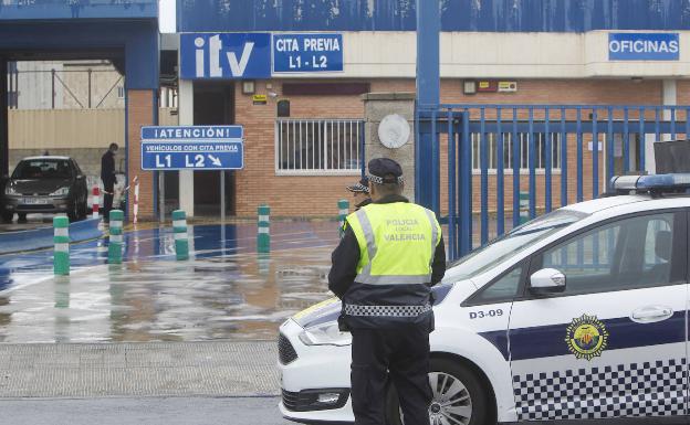 El Gobierno ordena cerrar las ITV y suspende las sanciones por seguir las instrucciones de la Generalitat