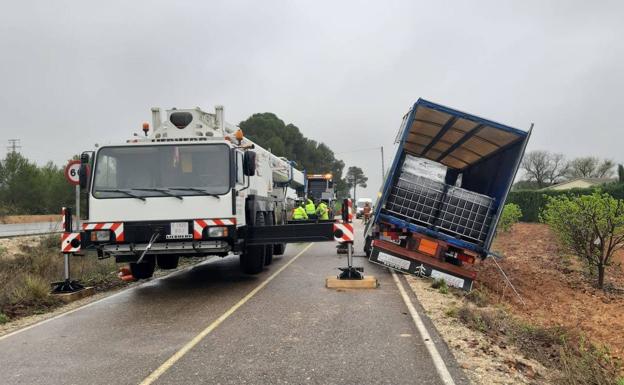 Accidente de un camión con 7.000 litros de líquido inflamable en la CV-6401 en l'Olleria