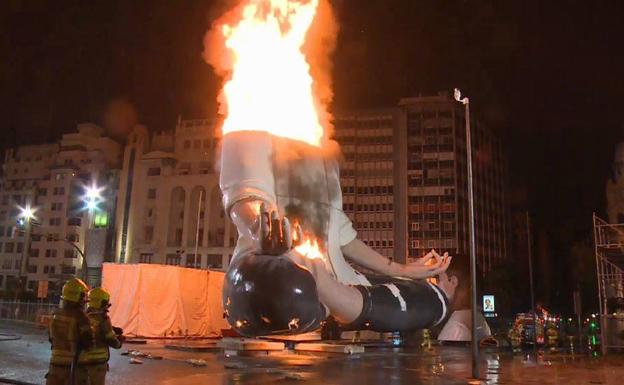 Así fue la cremà de la falla municipal de Valencia