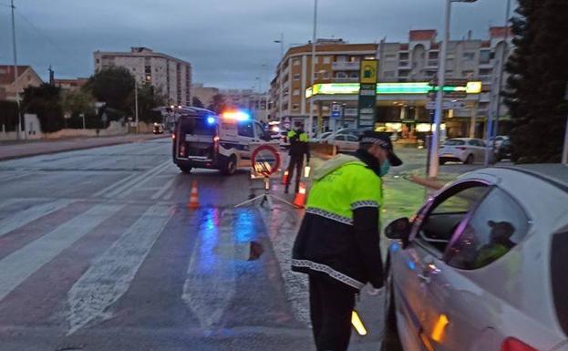 Gandia cierra nueve negocios y multa a 11 personas al no justificar su presencia en la calle