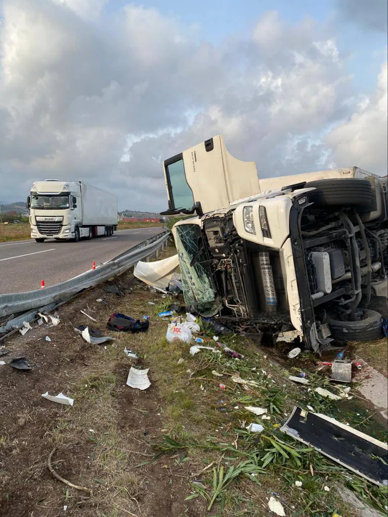 Vuelca un camión en un accidente en la AP-7 a la altura de Almenara