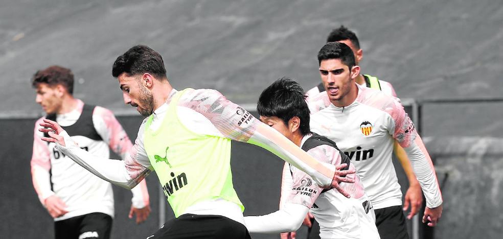El whatsapp, terapia para la plantilla del Valencia