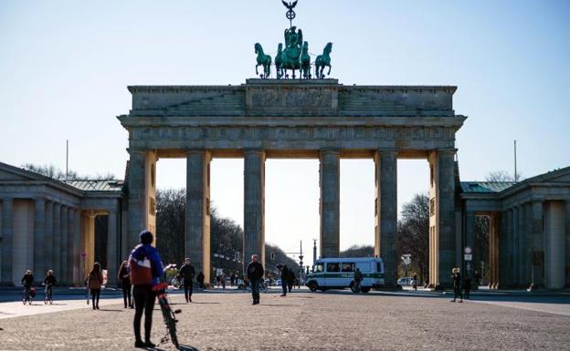 Alemania prohíbe reuniones de más de dos personas en la calle sin obligar aún al confinamiento