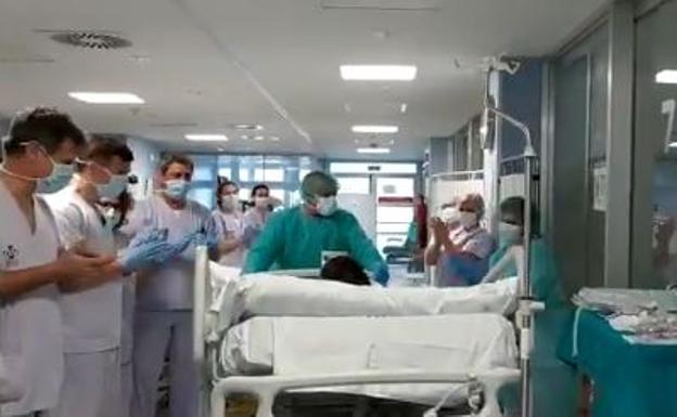 Así celebran los sanitarios las primeras salidas de la UCI de pacientes en Castellón y Llíria