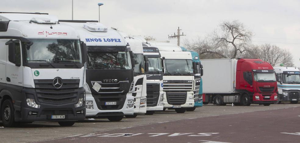 Los transportistas piden más espacio en la áreas de servicio y aparcamiento en la AP-7