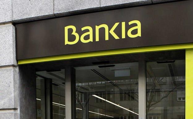 Bankia relaja el cobro de comisiones a clientes afectados por un ERTE