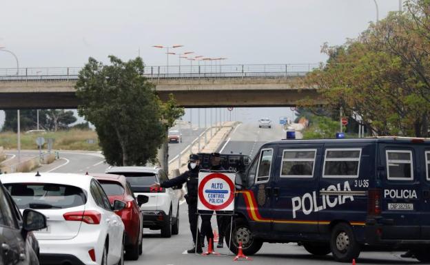 La Policía Local desmantela una fiesta que 10 jóvenes habían montado en un bajo de Valencia en pleno estado de alarma