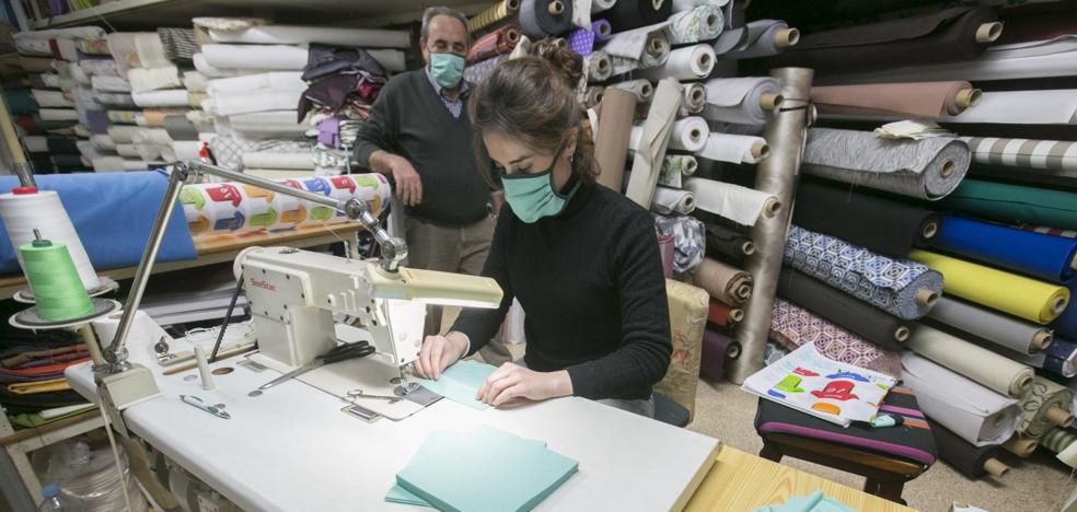 «Quieren pagarnos las mascarillas que hacemos, pero lo rechazamos»