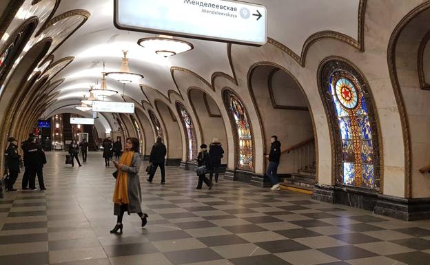 Varias personas recorren una estación de metro en Moscú