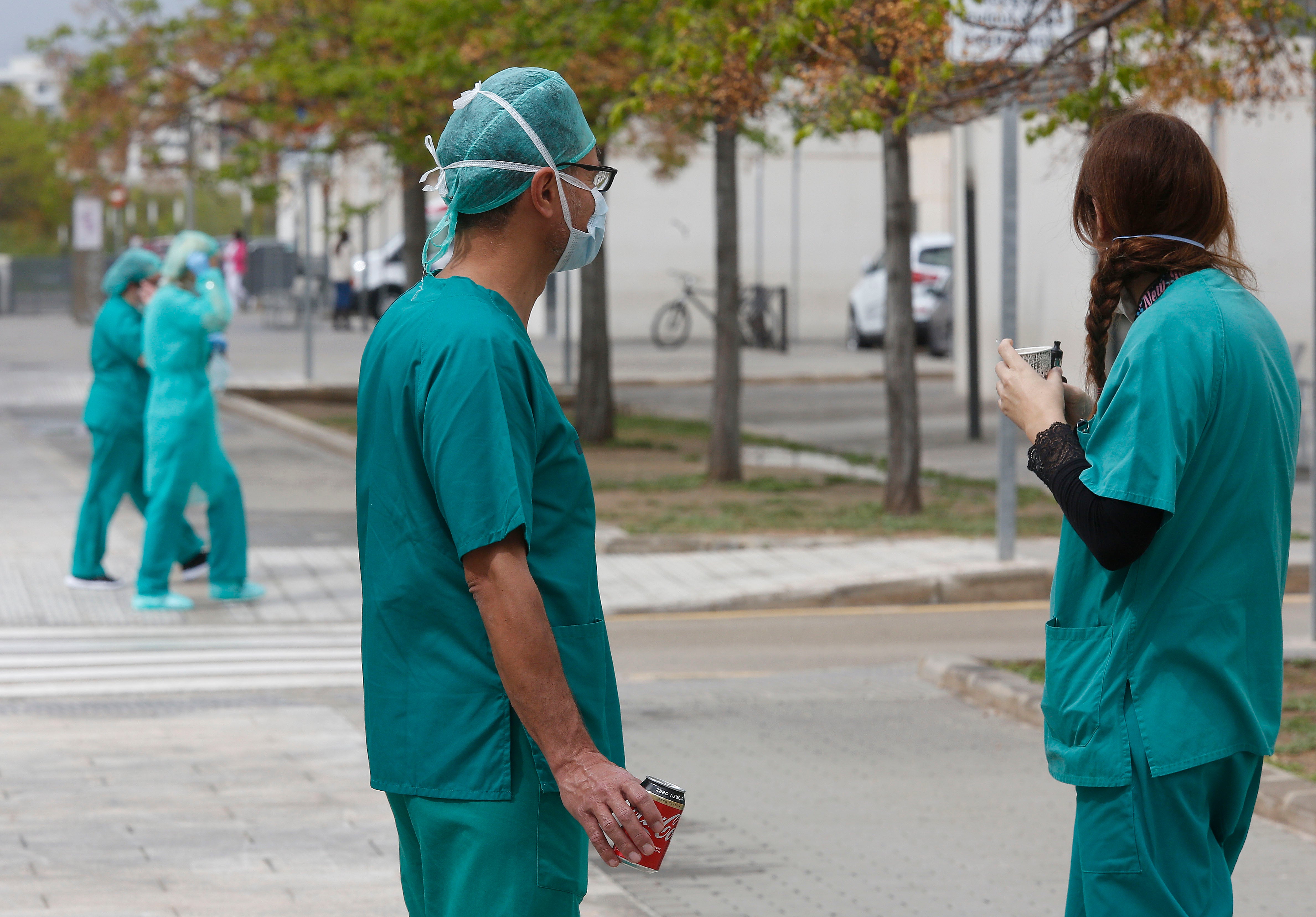 Los médicos valencianos se rebelan por el retraso de las medidas anticontagio y la falta de material