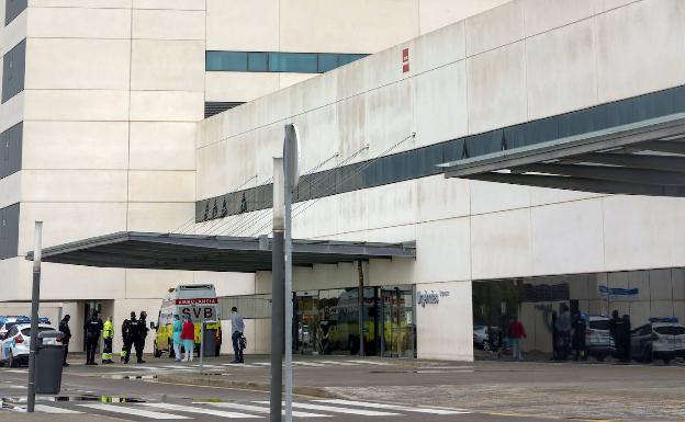 Chequeo a los hospitales valencianos: Médicos sin mascarilla y petos con bolsas de basura