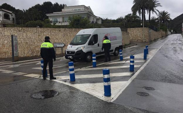 Detenido en Xàbia un conductor por saltarse un control y llevar marihuana en el coche