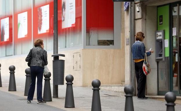 El coronavirus complica el cobro de pensiones en España