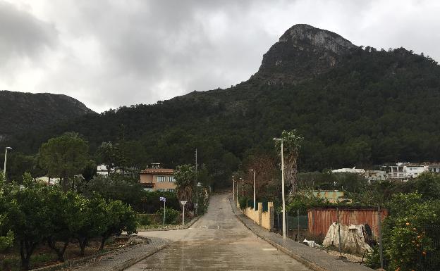 Vecinos de Molló adaptan parcelas para soterrar líneas eléctricas y acabar la urbanización