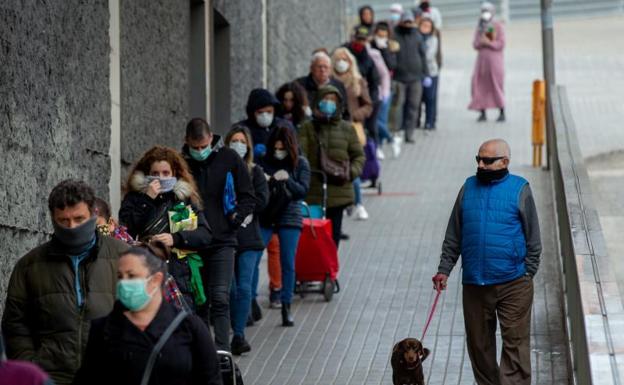 Penélope Cruz y Javier Bardem donan 100.000 guantes y 20.000 mascarillas al Hospital La Paz de Madrid