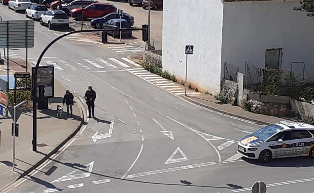 La Policía Local de Dénia denuncia a tres personas que estaban haciendo botellón en un portal