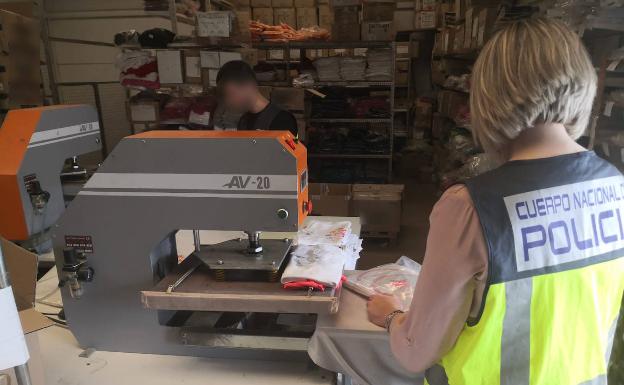 La Policía Nacional detiene en Dénia a una persona por un delito contra la propiedad industrial