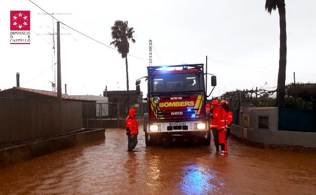 Las lluvias dejan 237 litros en Chelva y obligan a rescatar a cinco personas en Castellón