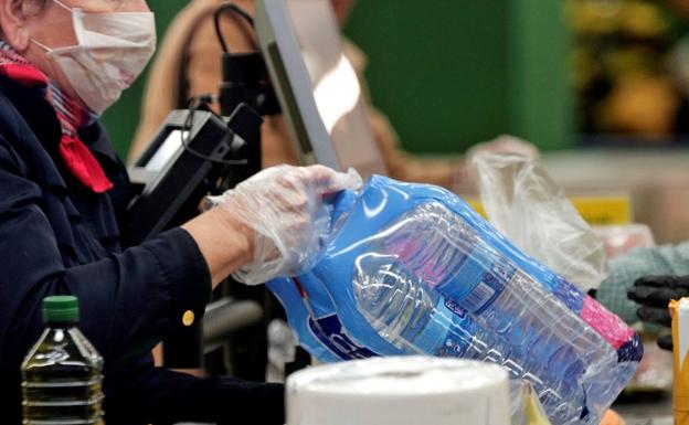 Un hombre detenido por toser en la cara a los trabajadores de un supermercado: «Aquí os dejo el virus»