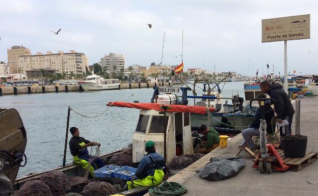 El temor a contagios y la falta de mascarillas obliga al 70% de los pescadores a quedarse en casa