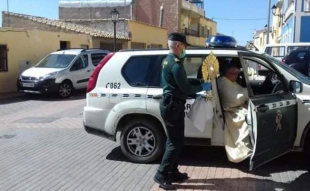 Abren una investigación a los guardias civiles que escoltaron al párroco de Sax