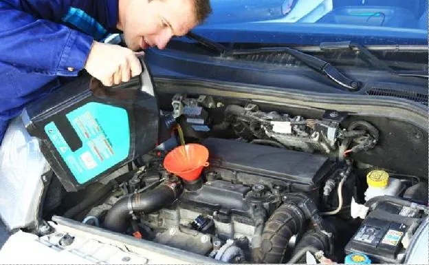 Una de la primeras recomendaciones es revisar los líquidos regularmente en nuestro vehículo