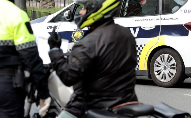 Controles en los accesos de El Perelló y Mareny de Barraquetes para evitar desplazamientos innecesarios