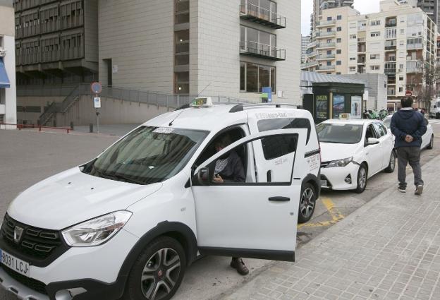 Un juez prohíbe a 200 VTC operar en la Comunitat