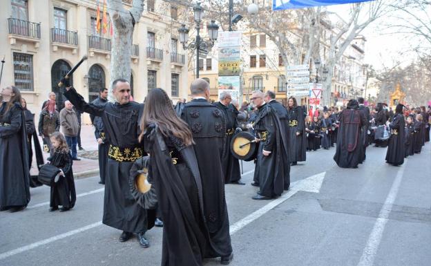 Albaida y Xàtiva celebran desde los balcones el Mig Any de Moros y Cristianos y la Semana Santa