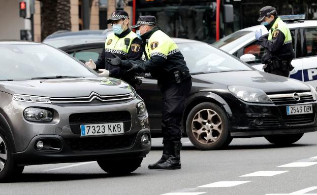 Policías locales en Valencia, en un control de documentación el pasado día 30. /EFE/MANUEL BRUQUE